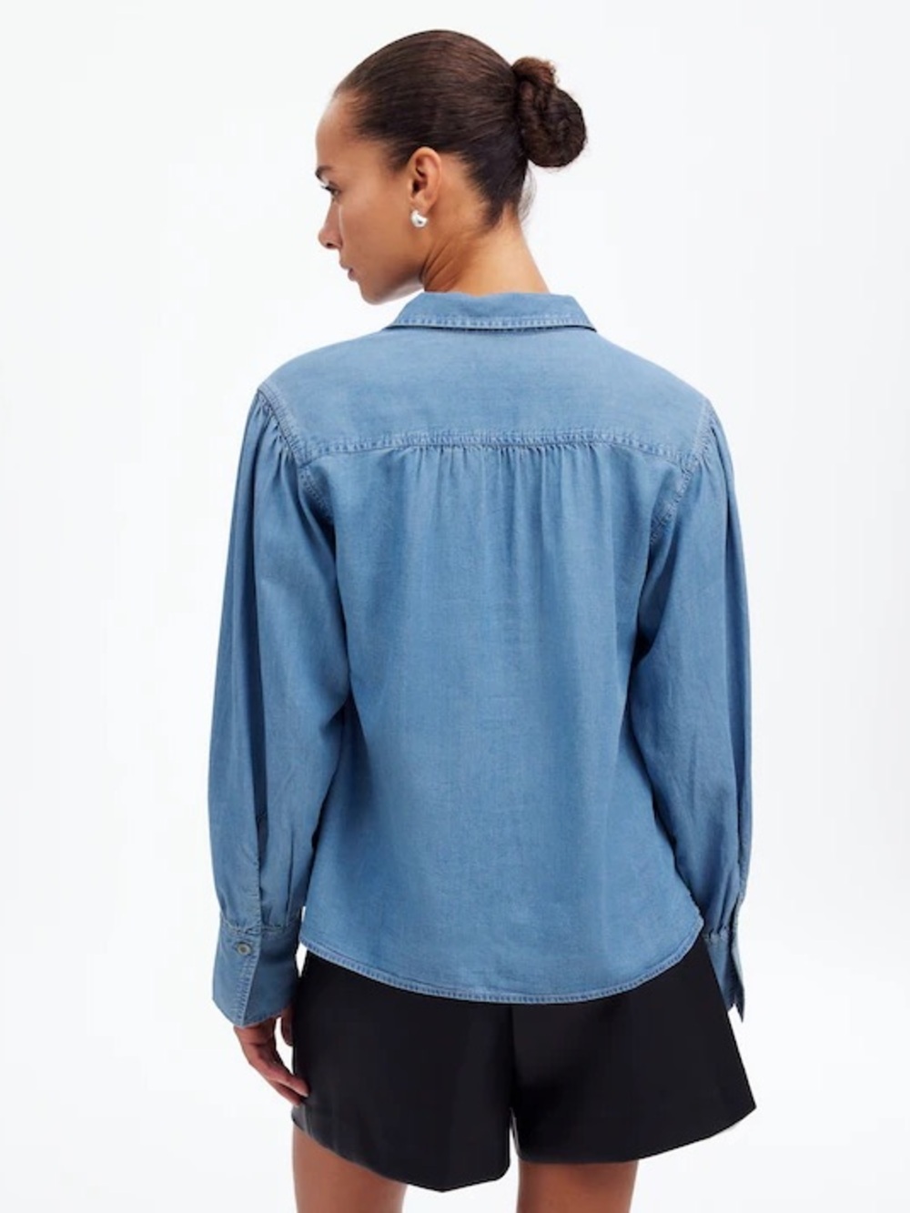 Madewell Chambray Easy Y-Neck Button-Up Shirt in Ritch Wash - Picture 7 of 9